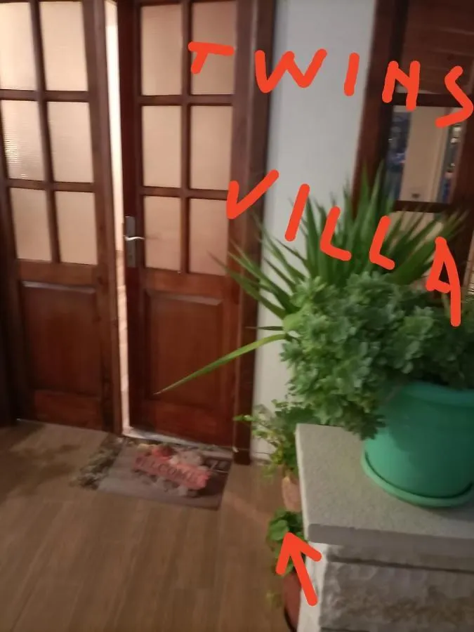 בית הארחה בראט Twins Villa Mangalem